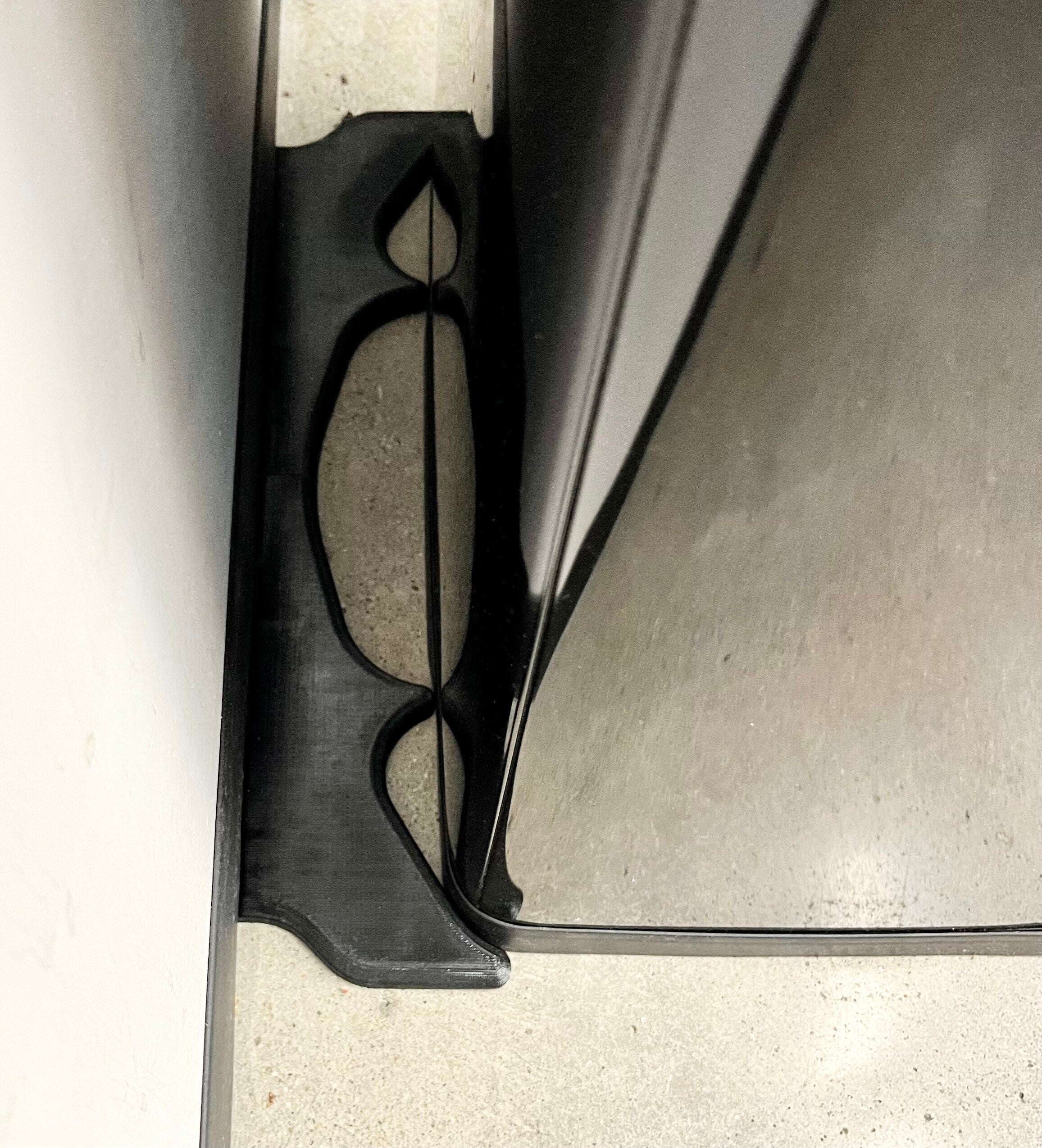 NoScoot Spacer properly locating Trash Can