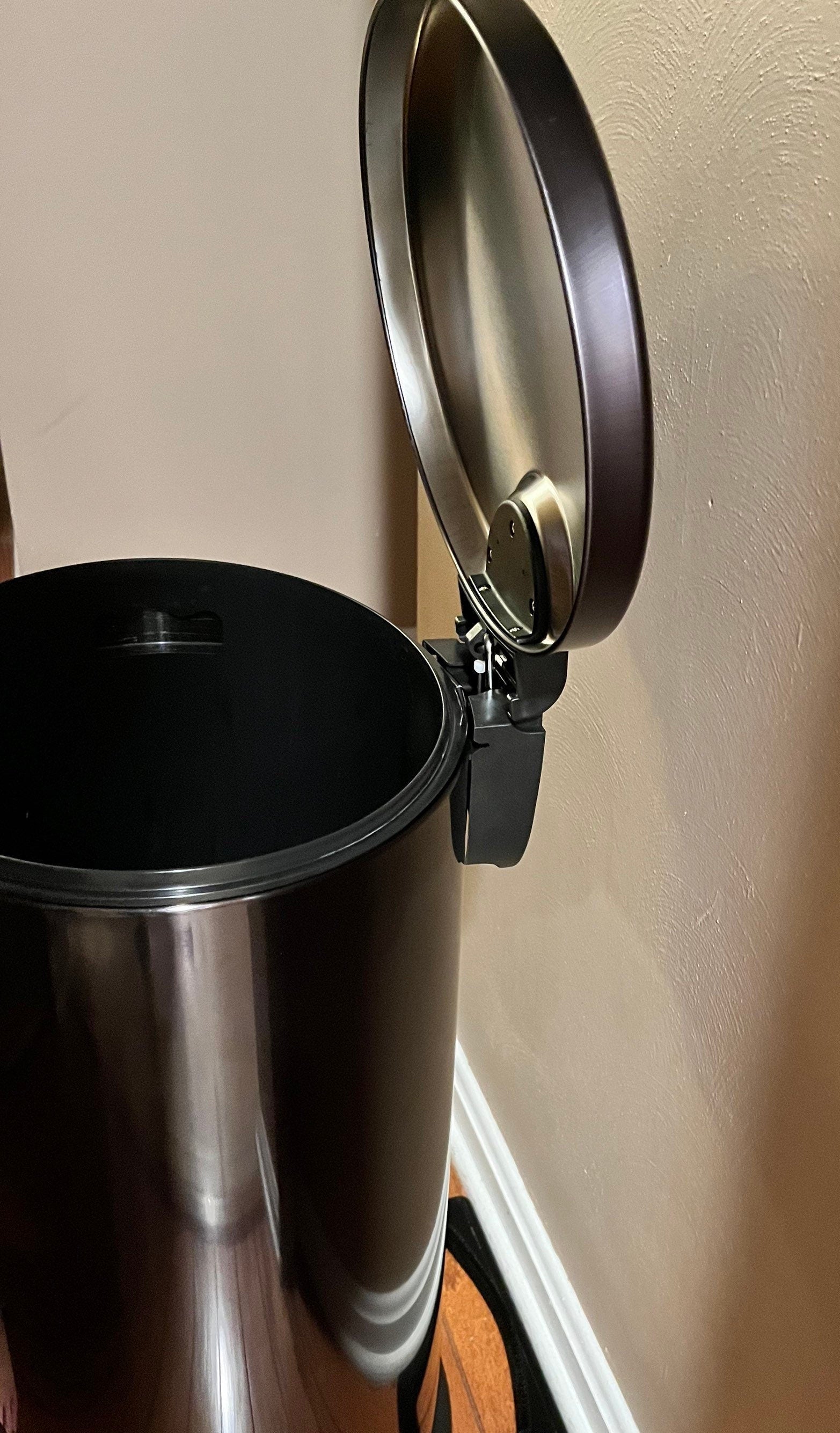 NoScoot: Trashcan Spacer 00202, compatible with Oval Trash Cans such as Better Home & Gardens